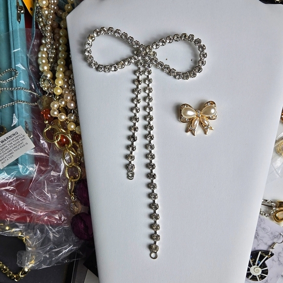 Elegant Rhinestone / Fuax Pearl Bow Brooch Bundle - Picture 13 of 17